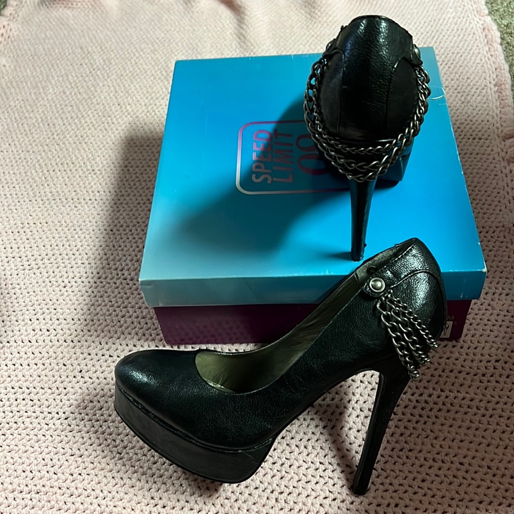 New Chain Back Black pump heels